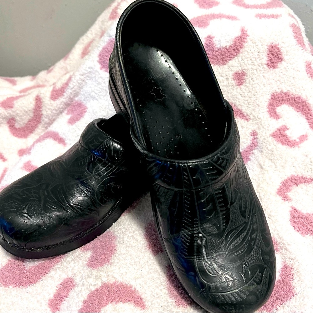 Dansko women’s nursing clog- size 40 (approximately US women’s size 9.5)